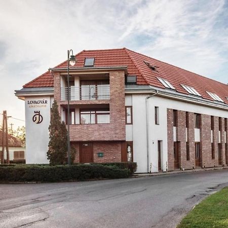 Lovagvar Apartments Jula Exterior foto