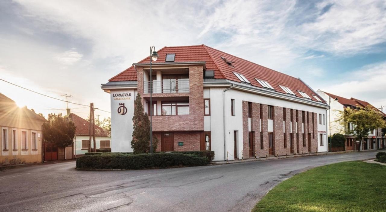 Lovagvar Apartments Jula Exterior foto
